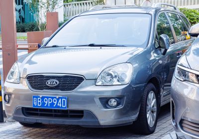 2011 Kia Carens II (UN, facelift 2010) 3/4 front-left view