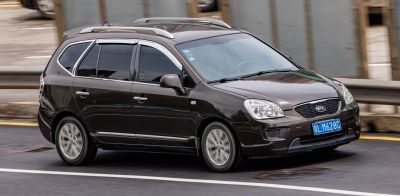 Compact MPV with roof rails and alloy wheels