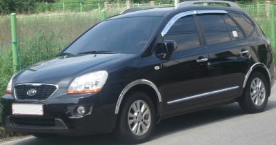 Front side of black compact MPV with alloy wheels and roof rails