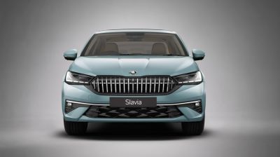 Facelift front grille and sleek headlights of a sedan