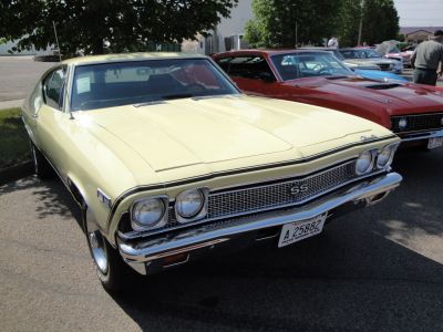 Front grille and dual round headlights of a 1968 muscle coupe