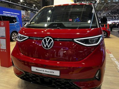 Front view of electric van with LED headlights and bold emblem