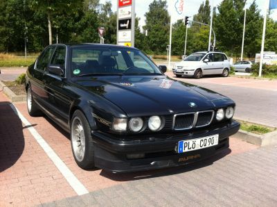 Front-side view with quad round headlights and Alpina signature alloy wheels