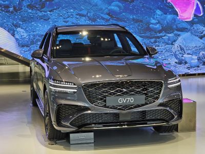 Front grille and distinctive LED headlights in modern design