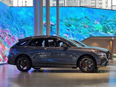 Gray SUV side profile with black alloy wheels and red brake calipers