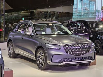 Front view with signature grille and dual-layer LED headlights