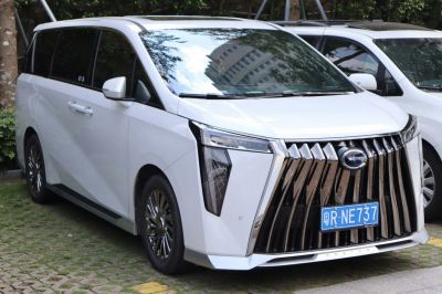 Minivan with large chrome vertical slat grille and angular LED headlights