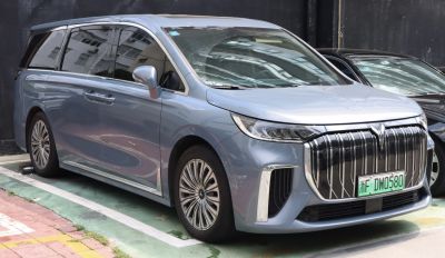 Front grille and alloy wheel design of a modern MPV