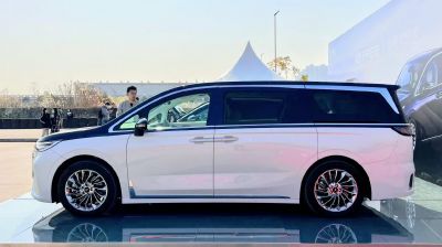 Side profile of MPV with chrome alloy wheels and sleek window outline