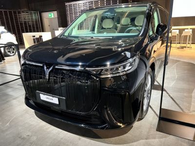 Prominent black grille and sleek LED headlights on a luxury SUV front.