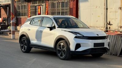 Front-side view of facelifted SUV with sleek design and black alloy wheels