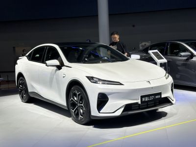 2025 Deepal L07 3/4 front-left view
