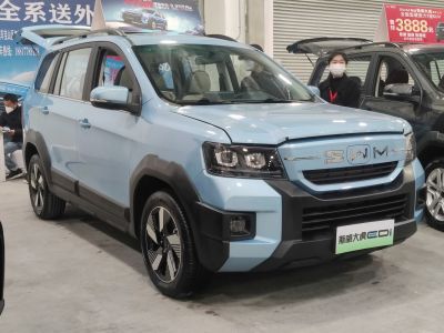 SUV front view with LED headlights, bold grille, and black cladding