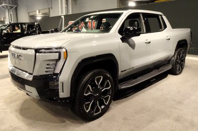 Front profile with LED headlights and alloy wheels