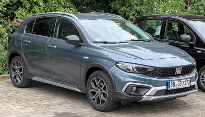 Front-3/4 view of compact crossover with distinctive grille and alloy wheels