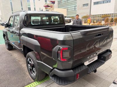 Rear and bed of 2025 double cab pickup with modern tail lights
