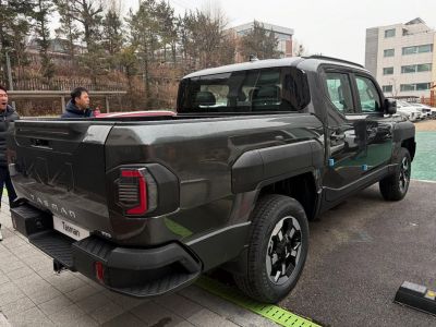Pickup truck rear tailgate and side profile with double cab and distinct taillights