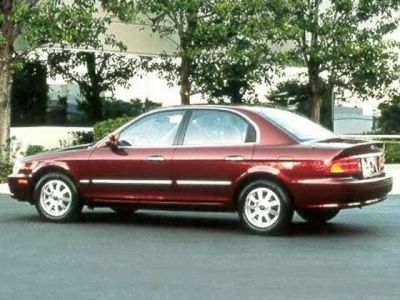 Side profile of a 2000s mid-size sedan with alloy wheels