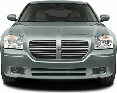 Front grille and headlight design with integrated fog lights