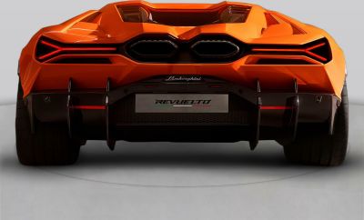Rear design with taillights and dual exhausts