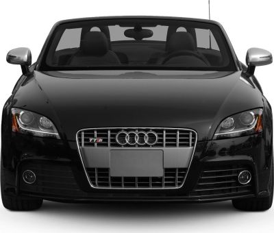 Front grill and headlights close-up of a sporty convertible