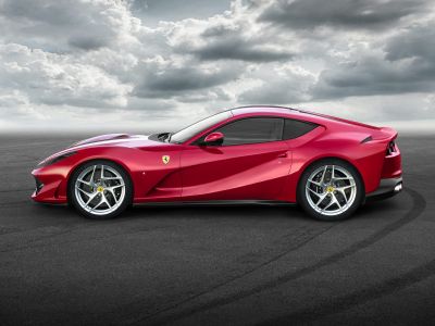 Side profile with aerodynamic coupe shape and five-spoke alloy wheels