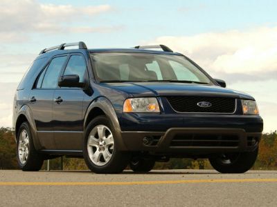 Front side view of a mid-2000s SUV with roof rails and robust design.