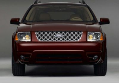 Front grille and headlights of a vehicle from the 2005-2007 period