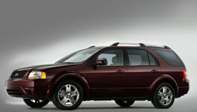 Side profile of a mid-2000s SUV with smooth lines and roof rails