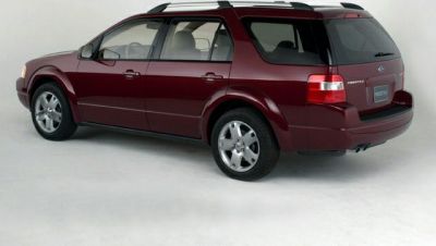 SUV side and rear view with roof rails and alloy wheels in maroon color