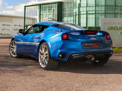 Rear view with aerodynamic elements and rear spoiler